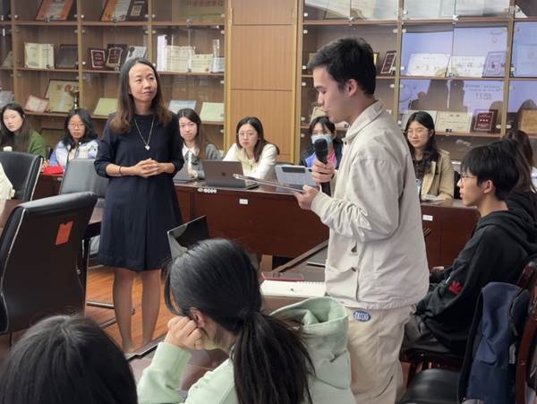 http://www.sis.zju.edu.cn/_upload/article/images/7e/cf/cbc51ffe4deda0f65845403c06c6/8694ce8f-61e2-4187-8301-73b1a42dd784.jpg