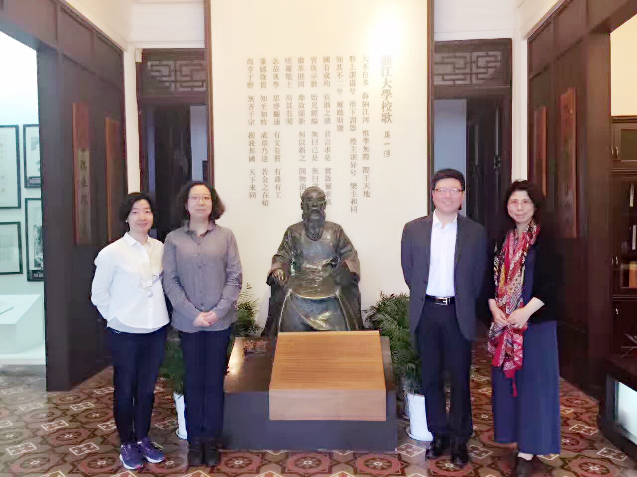 与马先生雕像合影.png