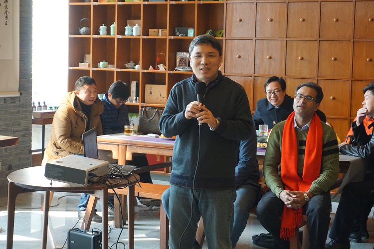 陈学新院长代表学院向留校学生致以节日问候和新春祝福.